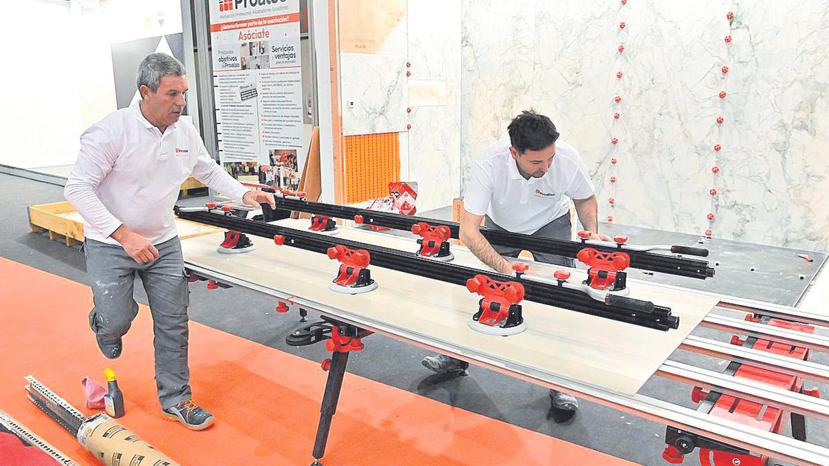 El estand de Proalso en Cevisama mostró a los visitantes a la feria la colocación de productos de gran formato.