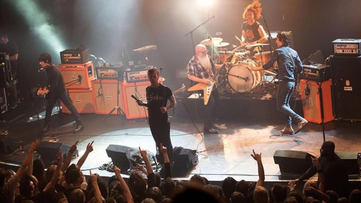 Eagles of Death Metal, durante su actuación en la Bataclan antes del ataque terrorista.