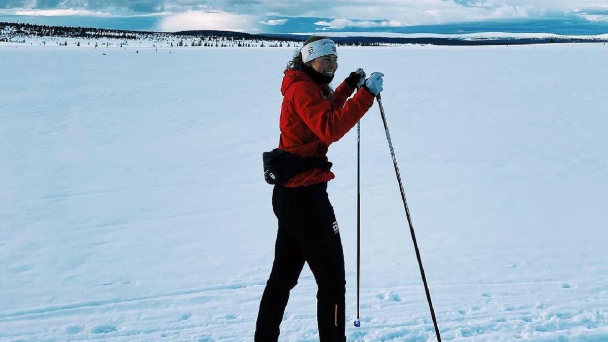 Anne Morken, esquiando.