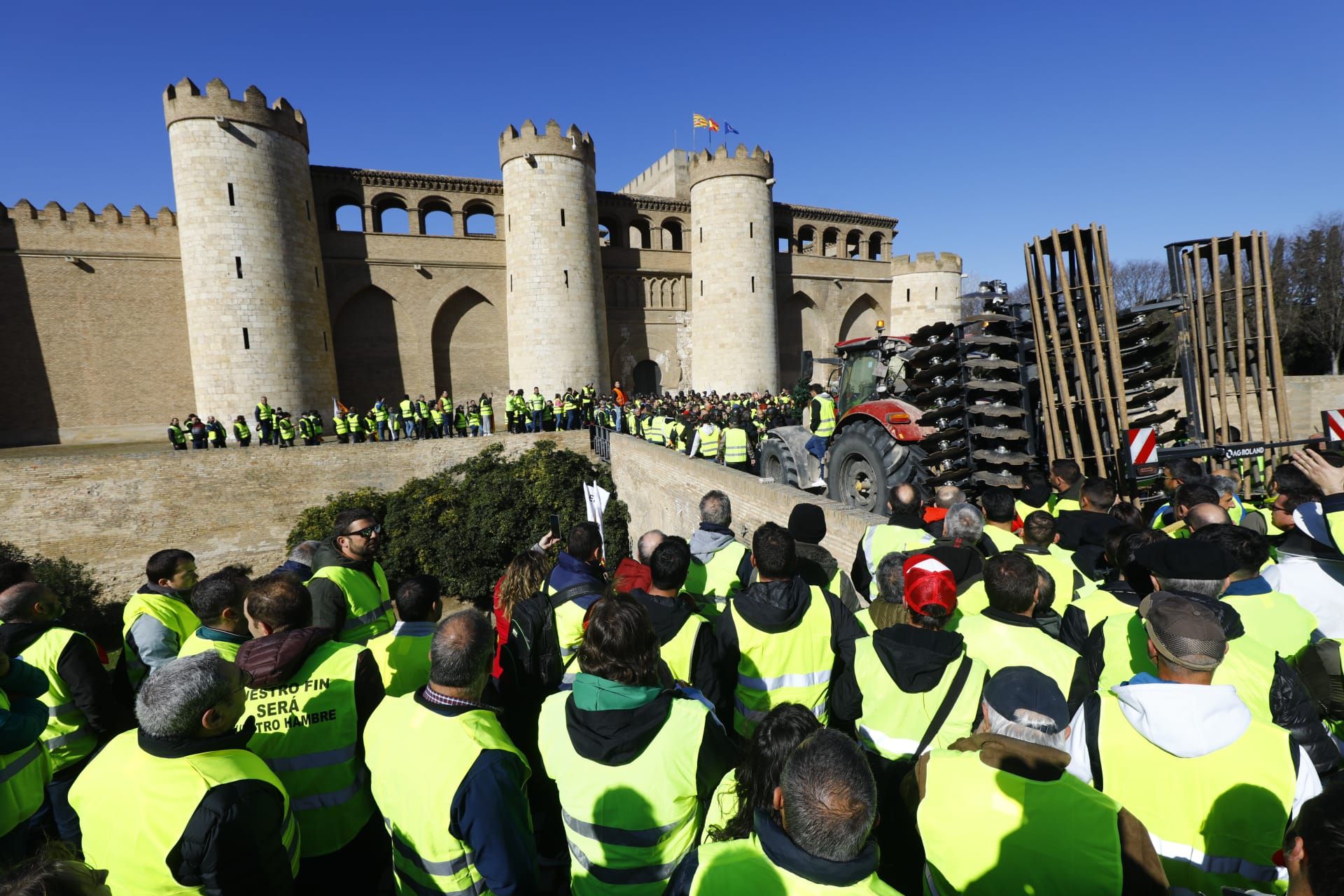 Las protestas de los agricultores llegan a las puertas de La Aljafería