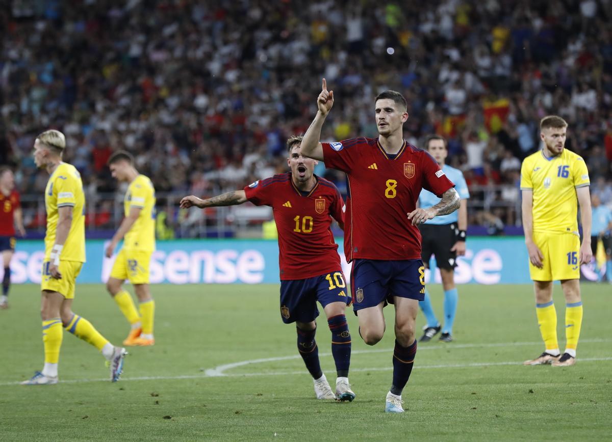 Oihan Sancet celebra el 2-1 de la selección española ante Ucrania.