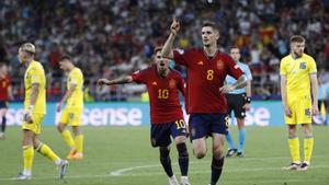 Oihan Sancet celebra el 2-1 de la selección española ante Ucrania.