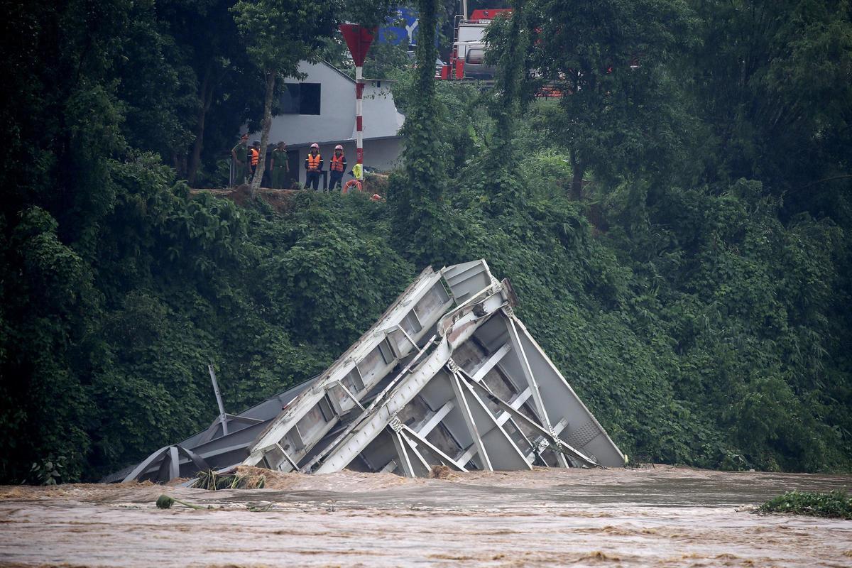 Un puente se desploma en Vietnam y deja al menos 13 desaparecidos