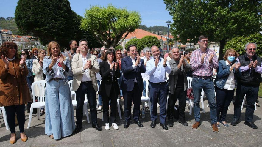 El ministro (centro), con los candidatos de O Morrazo, Carmela Silva, Regades y diputados socialistas. | // S.Á.