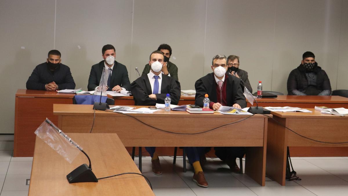 Los acusados de matar a Dani Menjíbar (a cada lado de la imagen) en la primera sesión del juicio.