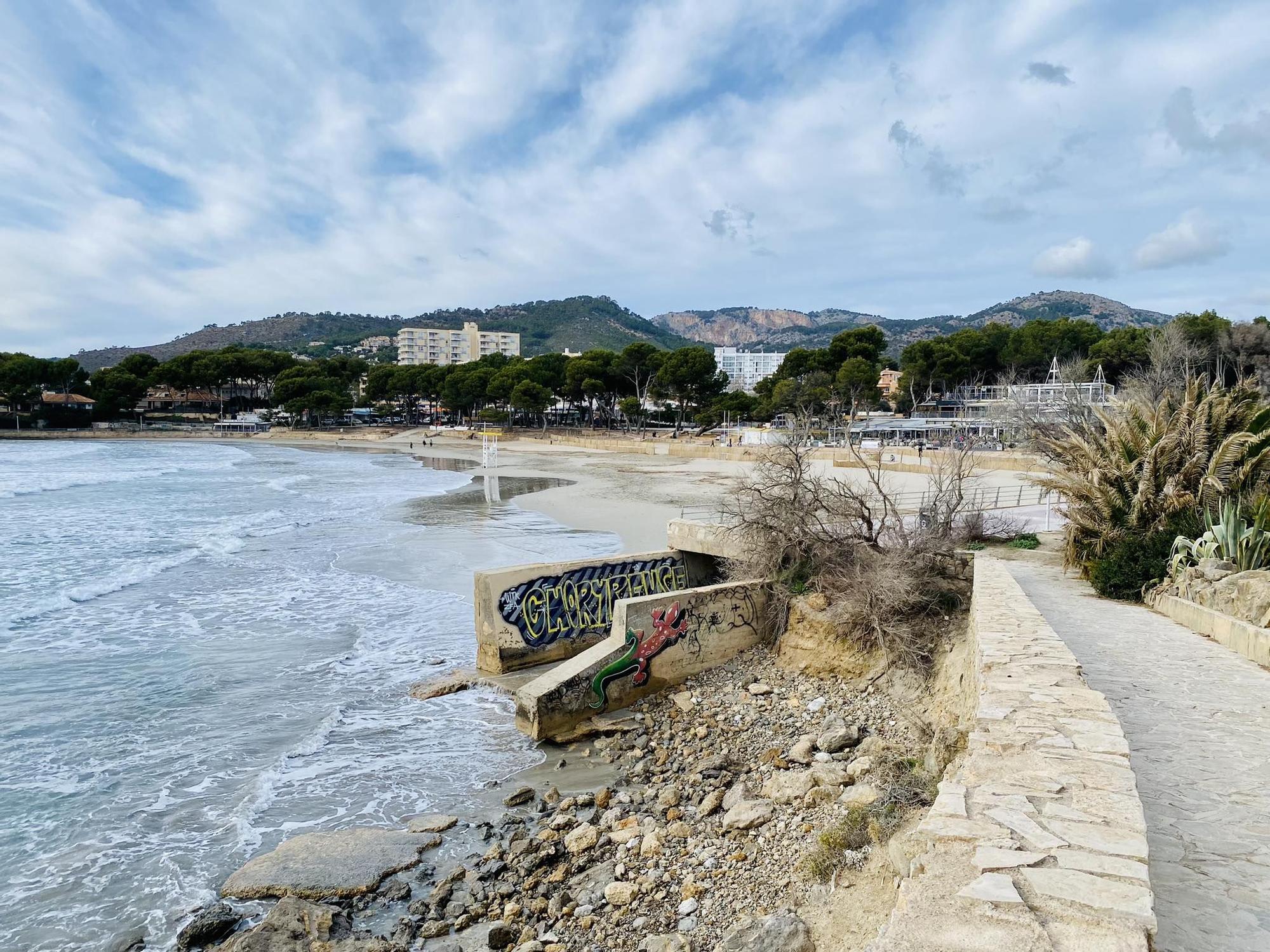 Baustelle an Promenade, geschlossene Hotels, Hunde am Strand: So ruhig geht es derzeit noch in Peguera zu