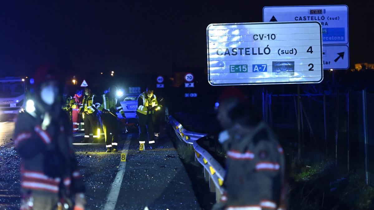 Imagen de un accidente el pasado mes de marzo con un muerto y un herido en la CV-17 a su paso por Castelló.