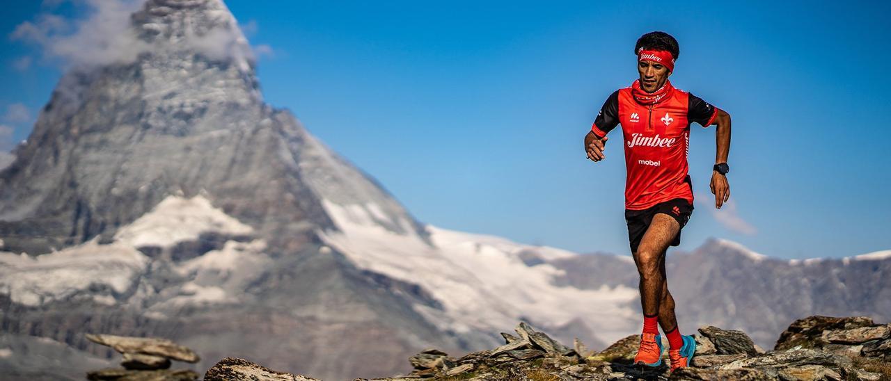 Zaid Ait Malek avanza en una prueba por un escarpado paisaje de montaña.