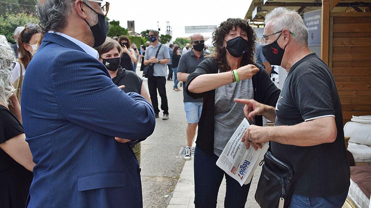 La consellera d’Acció Climàtica, Teresa Jordà, amb el president de l’ACEB i expositors d’un estand | GUILLEM CAMPS