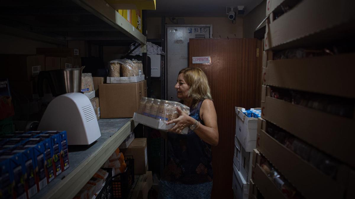 Los bancos de alimentos dejan de repartir aceite y pollo a las familias por su elevado coste.