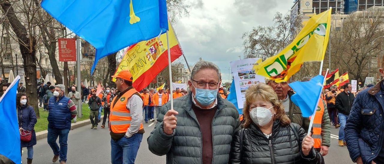 En el centro, Mercedes Cruzado (COAG) y Ramón Artime (Asaja), durante una protesta el año pasado en Madrid.