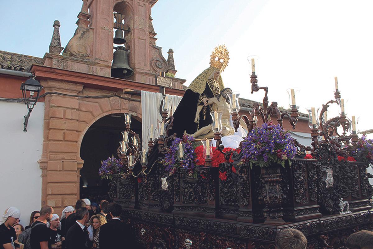 SALIDA DE LA IMAGEN DE LAS ANGUSTIAS, DESDE LA ERMITA DE SAN SEBASTIÁN, LA TARDE DEL VIERNES SANTO, EN LA PROCESIÓN DEL SANTO ENTIERRO