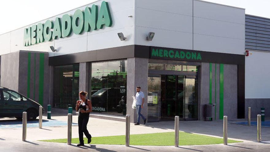 En la imagen de arriba, la fachada del nuevo modelo de tienda con más luminosidad y gran predominio del verde, el color corporativo de la cadena.