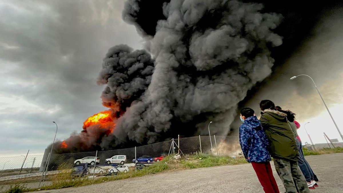 Perimetrado el incendio que se originó en unas naves industriales en Seseña