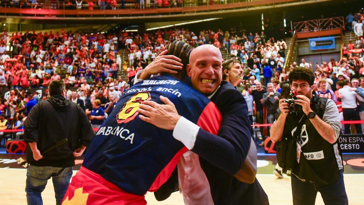 Carles Marco se abraza a Macachi en la celebración del ascenso.