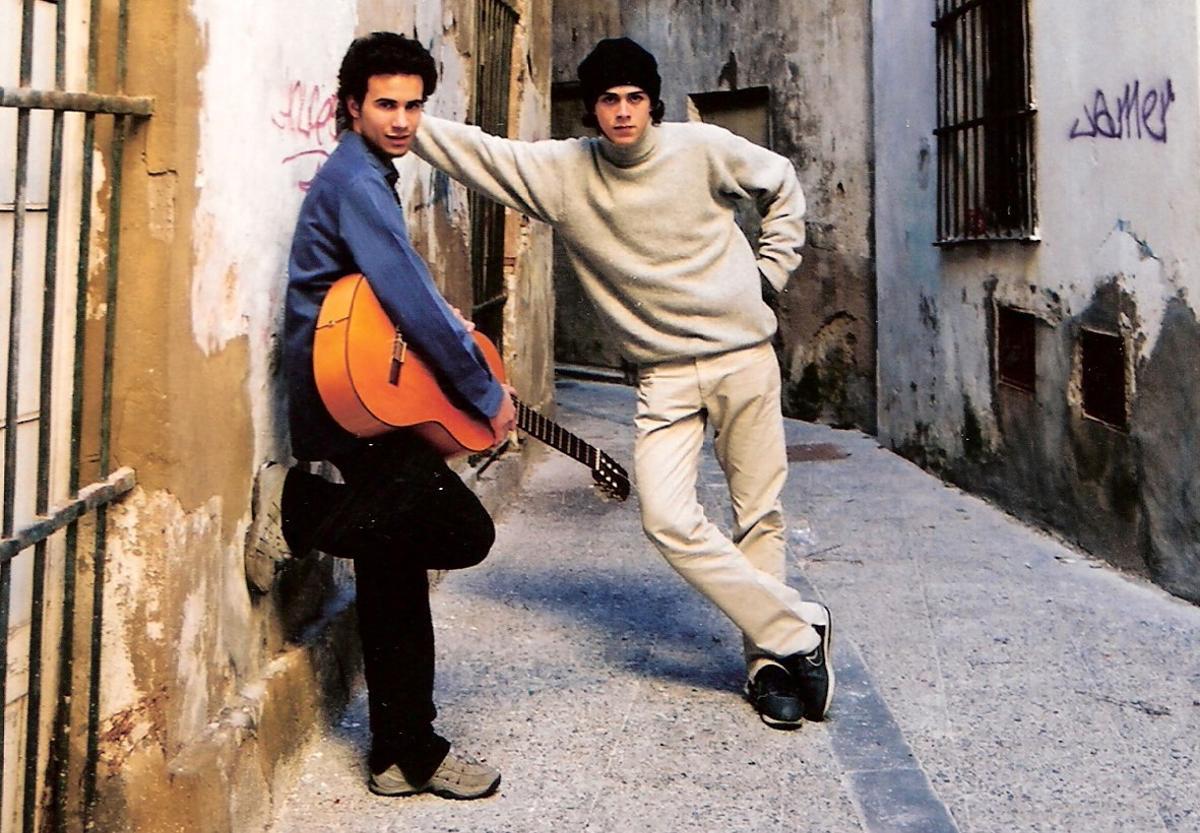 El Canijo de Jerez, con la guitarra, y Er Migue en un callejón de Jerez
