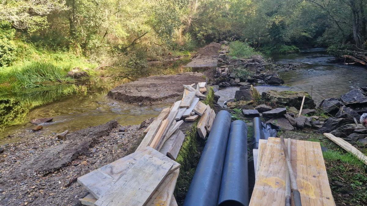 Comienzo de las obras para reparar el dique en la playa fluvial de A Presa, en Frades