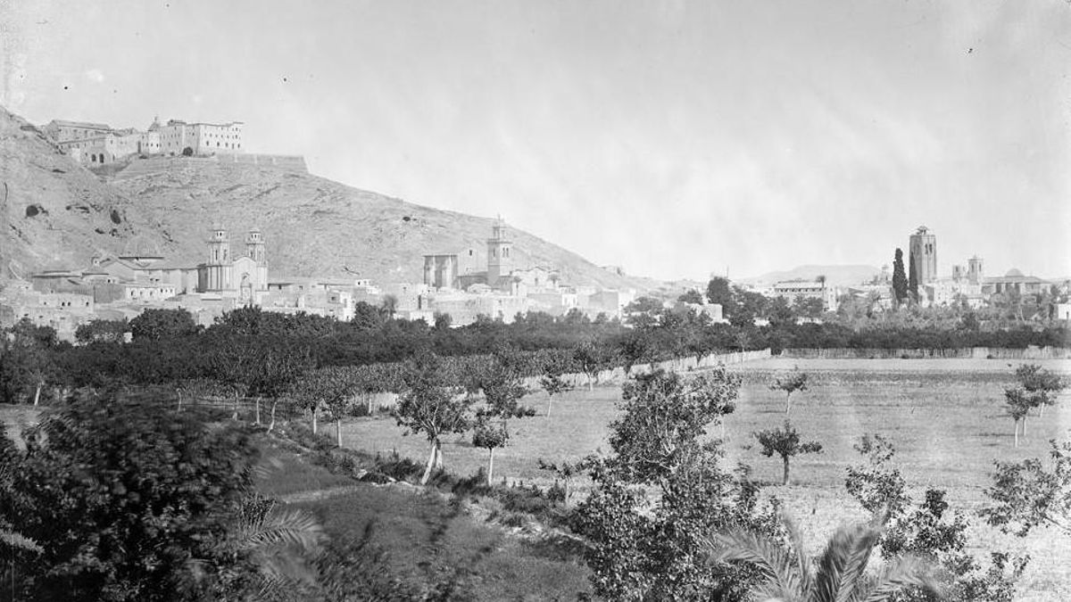 Vista de Orihuela y su Arrabal Roig desde la Puerta de Murcia a finales del siglo XIX