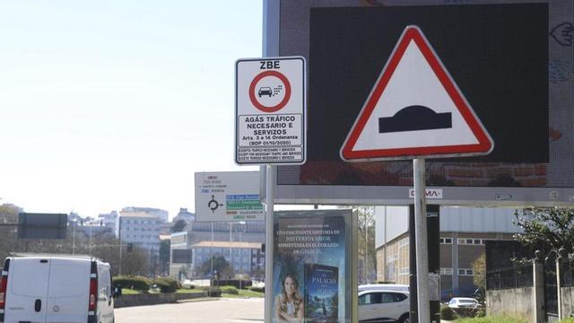 Cartel de señalización de la Zona de Bajas Emisiones (ZBE) en el acceso a Pontevedra por la N-550.