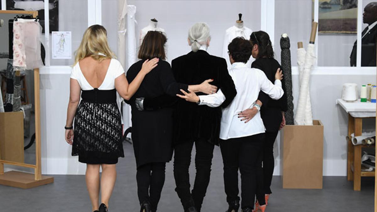 Karl Lagerfeld al término de uno de sus desfiles de Chanel rodeado de sus jefas de taller o premiéres
