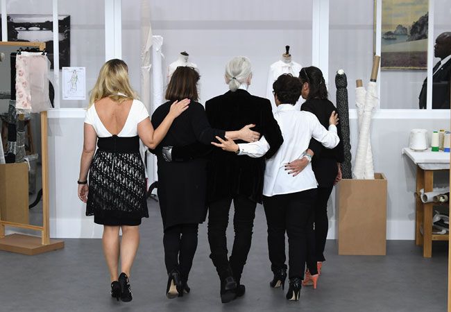 Karl Lagerfeld al término de uno de sus desfiles de Chanel rodeado de sus jefas de taller o premiéres