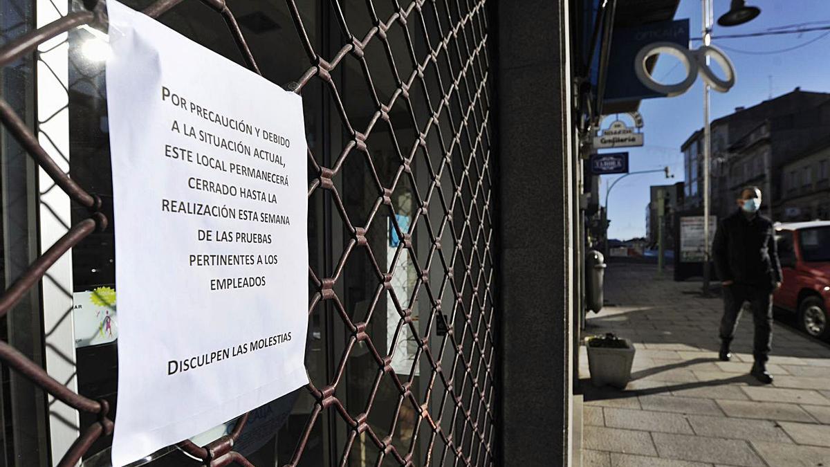 Cartel de cierre preventivo 
colocado en una óptica de 
Silleda.  | // BERNABÉ/JAVIER LALÍN