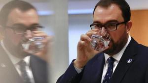 Adrián Barbón bebe agua en la sede de la Presidencia del Principado, el pasado martes.