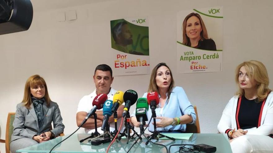 Amparo Cerdá y Juan Roldán, junto a la edil Aurora Rodil y la funcionaria de empleo de Vox Elche