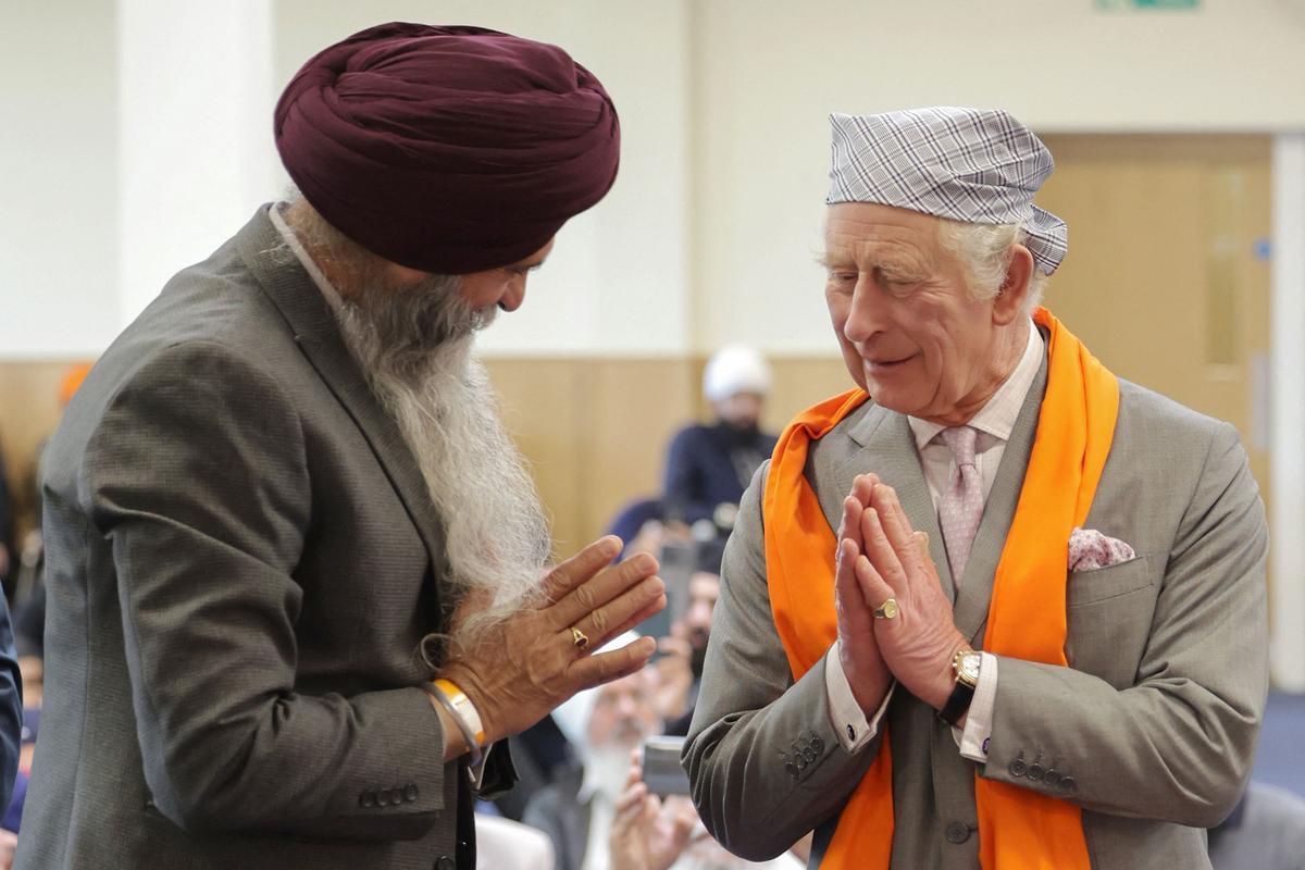 El Rey Carlos III visita el Guru Nanak Gurdwara Luton, donde se brinda enseñanza y práctica religiosa sij para todos los miembros de la comunidad y proporciona servicios sociales voluntarios para los ancianos, jóvenes y otros grupos de la comunidad.