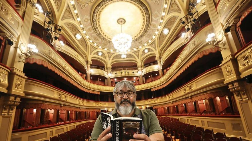 Conferencia sobre el teatro Palacio Valdés en el centro de mayores de Las Meanas