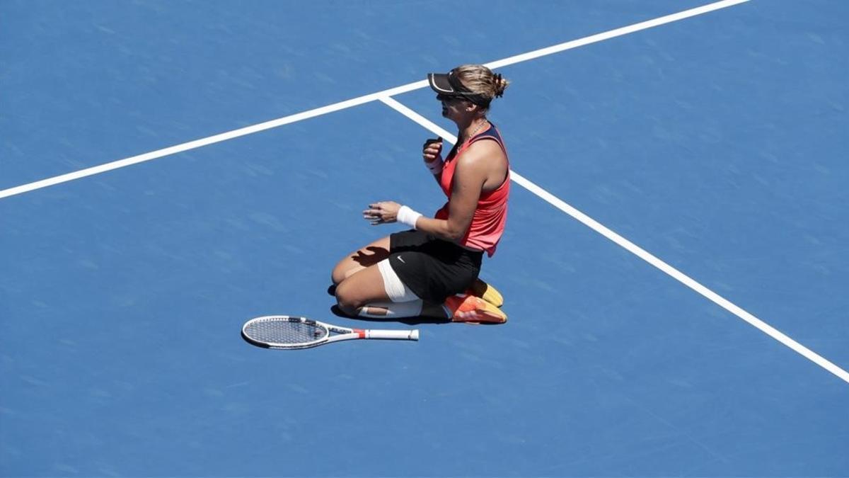 La tenista croata Lucic-Baroni celebra su victoria ante la checa Karolina Pliskova en el Abierto de Australia.