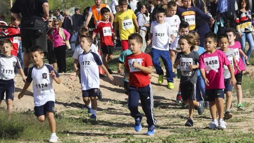 Dos imágenes de la celebración de la trigésima segunda edición del Cross Escolar.