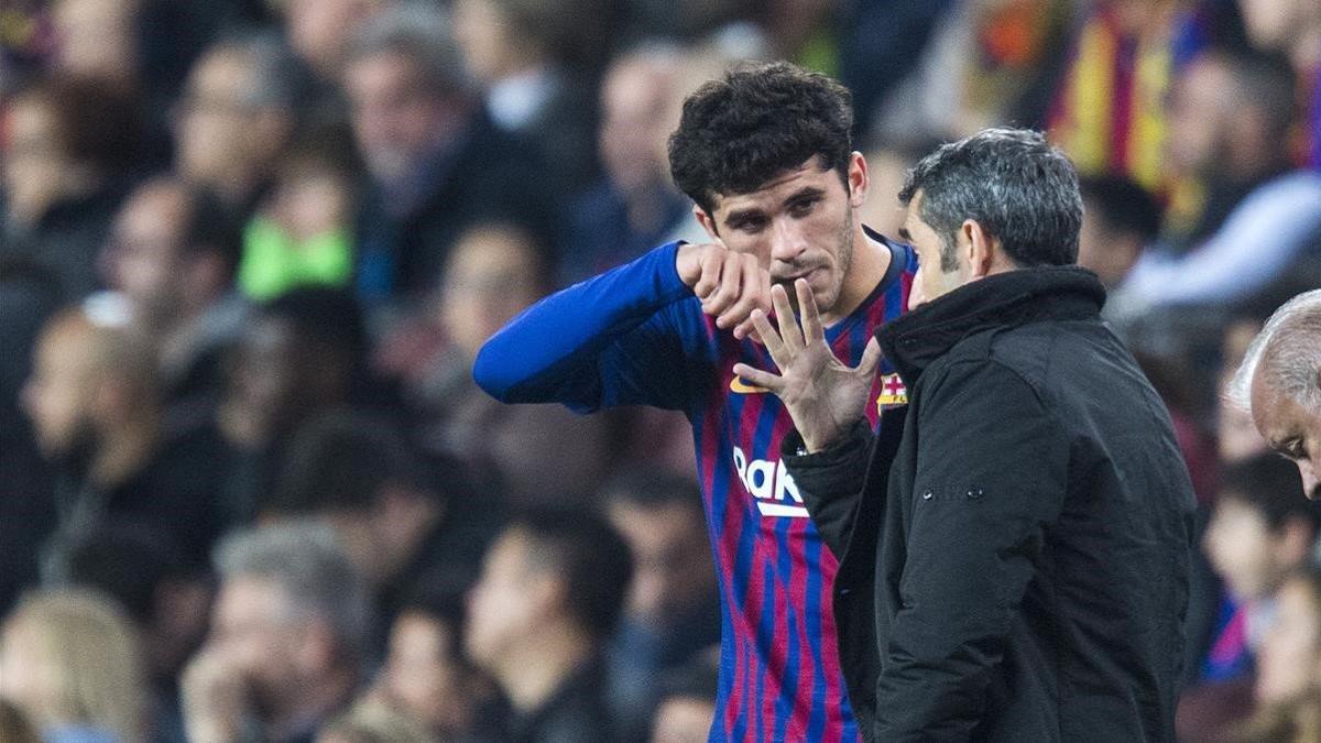 Valverde conversa con Aleñá antes de que entrara en el partido contra el Villarreal.