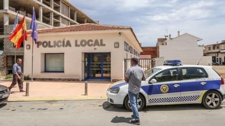 Una imagen de la jefatura de la Policía Local de Cox, que se encuentra casi en el linde entre ambos municipios.