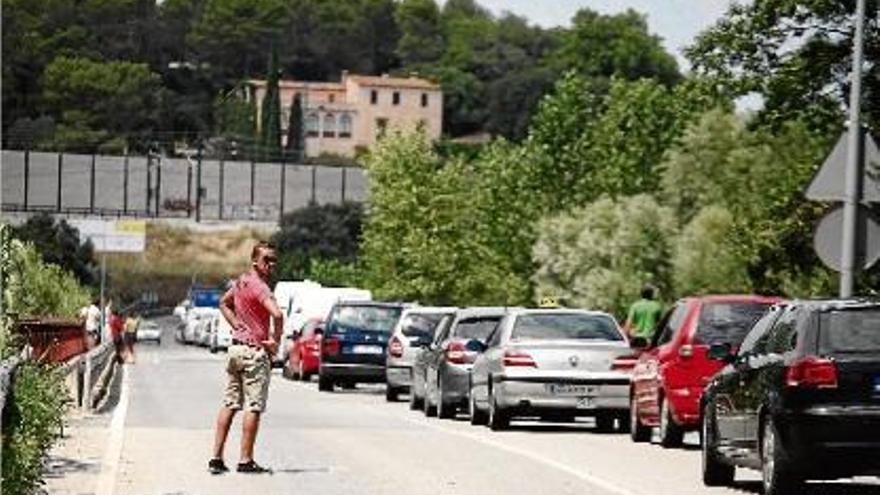 Els vehicles aturats al pont de Bàscara.