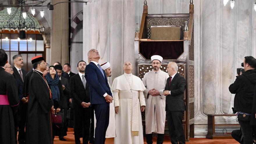 El papa León XIV recorre descalzo el interior de la Mezquita Azul de Estambul