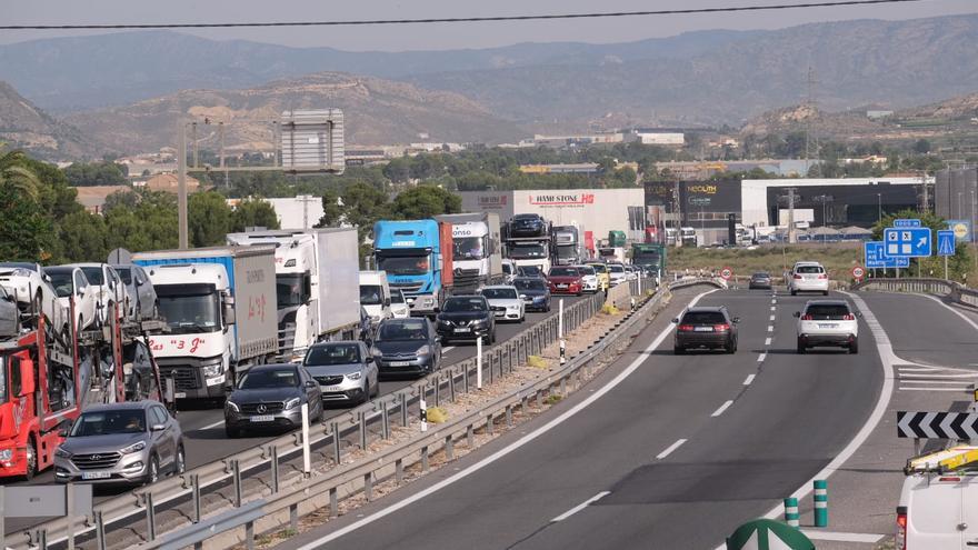 Colas kilométricas en la A-31 por un accidente con tres heridos en Petrer