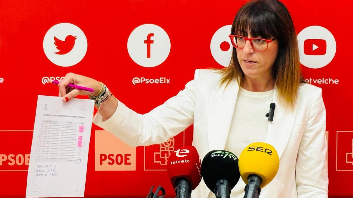 La edil Patricia Maciá muestra los cargos del Ayuntamiento fuera de contrato