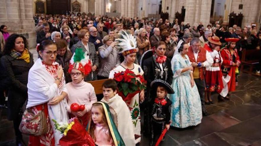 Los mexicanos honran  a su patrona en la Catedral