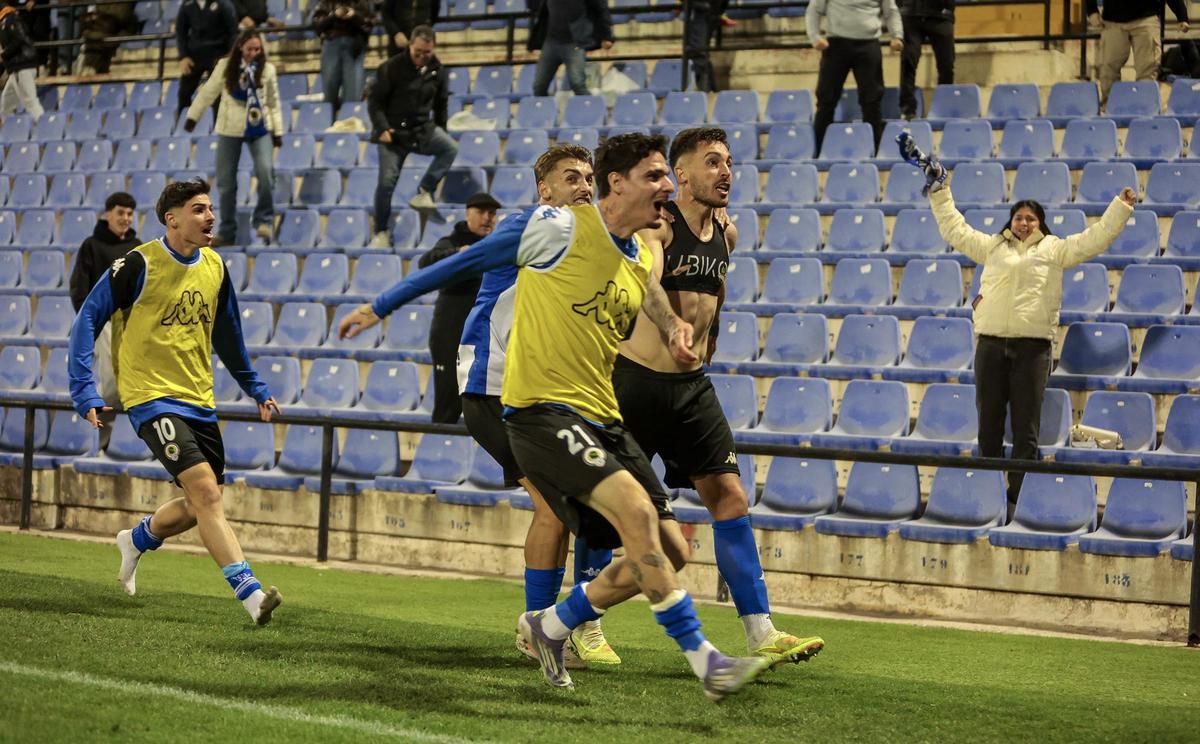 Sotillos corre al fondo norte para festejar el gol de la victoria que acababa de marcar.
