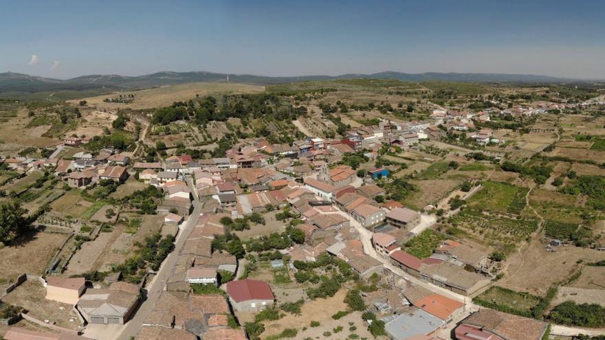 Vista aérea de las Figueruelas; a la derecha, la era que acogerá el Día de la Comarca. | Ch. S.