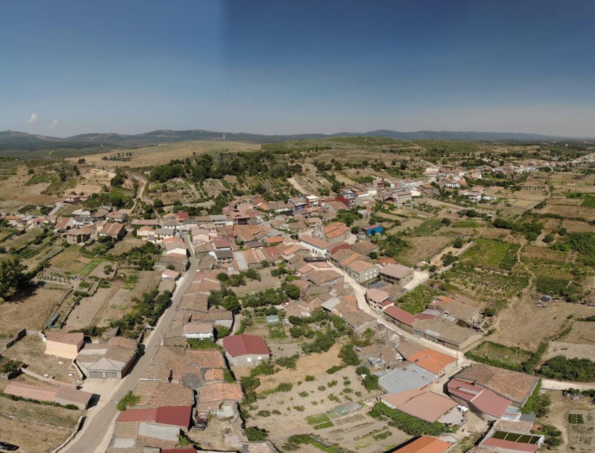 Vista aérea de las Figueruelas; a la derecha, la era que acogerá el Día de la Comarca. | Ch. S.
