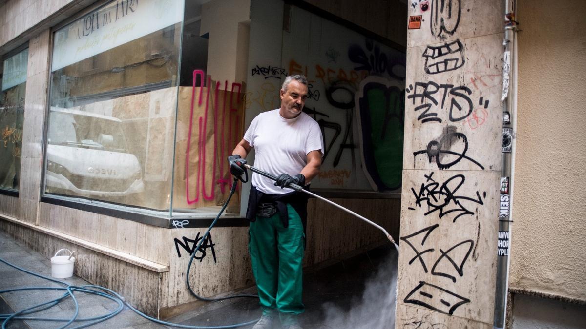Imagen de archivo de limpieza de grafitis en Cáceres