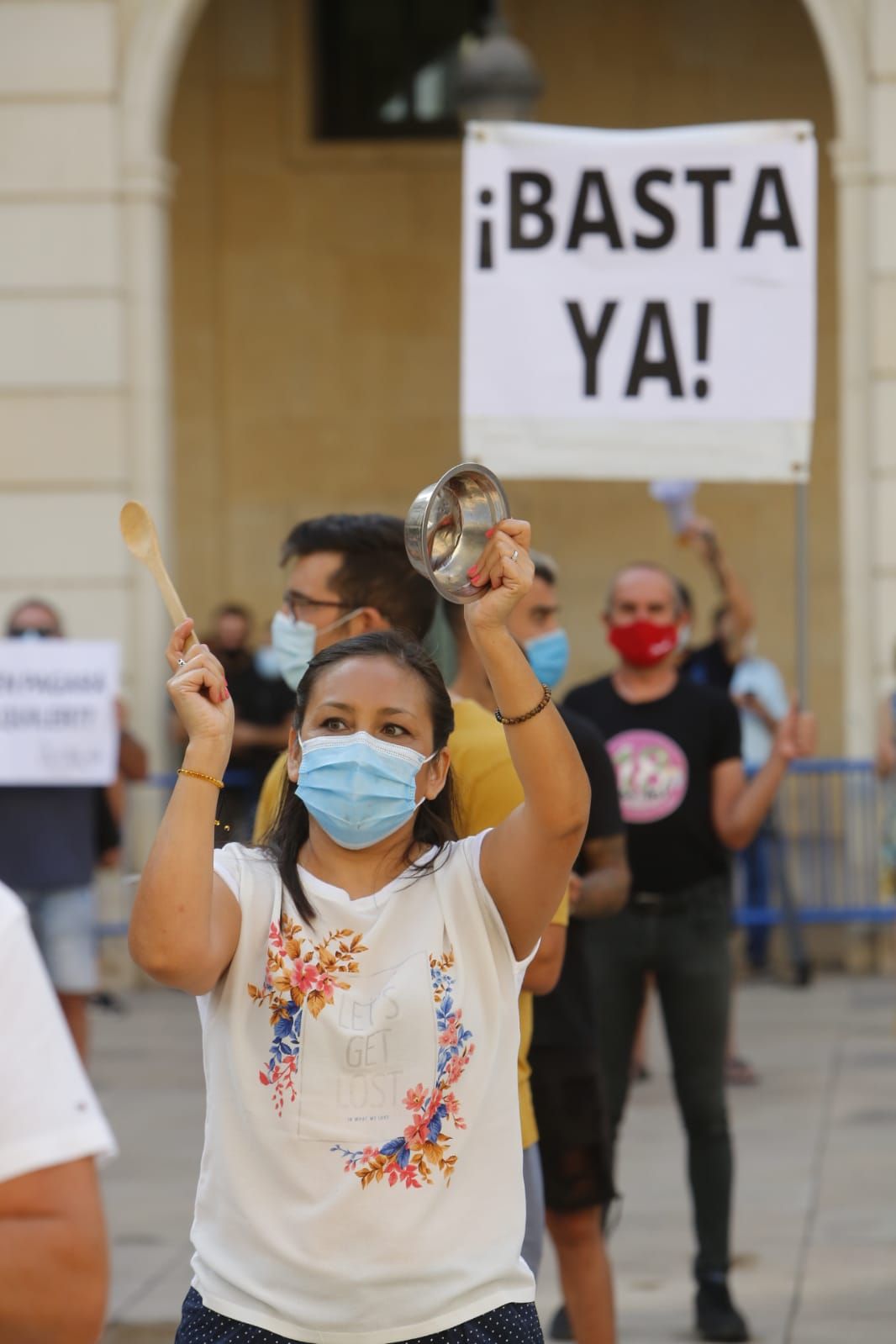 El sector de la Hostelería protesta frente al Ayuntamiento de Alicante