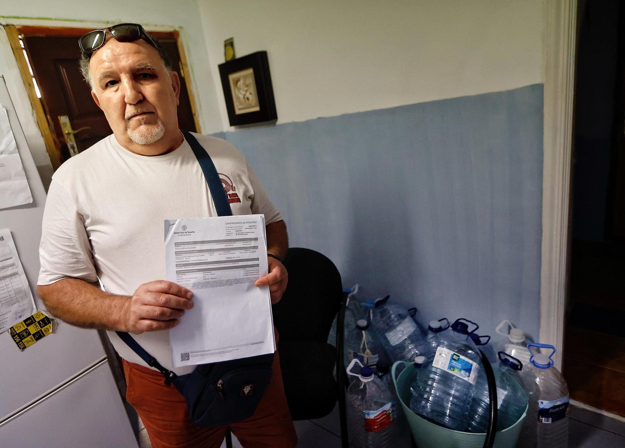 Ramón Batista, vecino de Añaza que mendiga agua