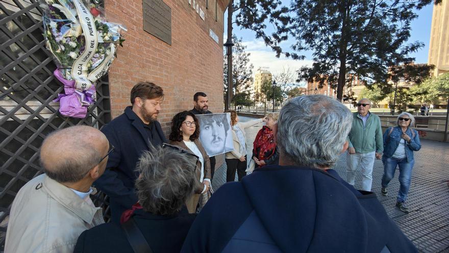 El portavoz de Con Málaga, Nicolas Sguiglia, en la esquina donde asesinaron a García Caparrós
