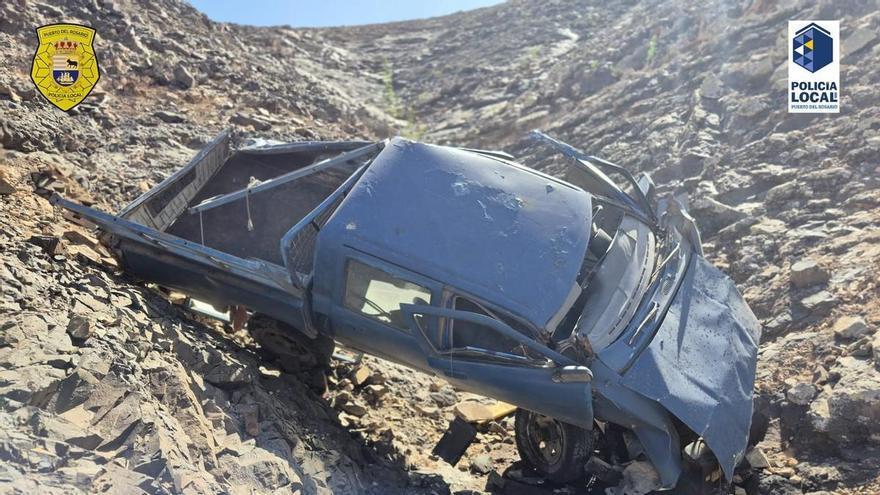 Un coche abandonado en un paraje natural de Fuerteventura deja vertidos contaminantes y activa una investigación policial