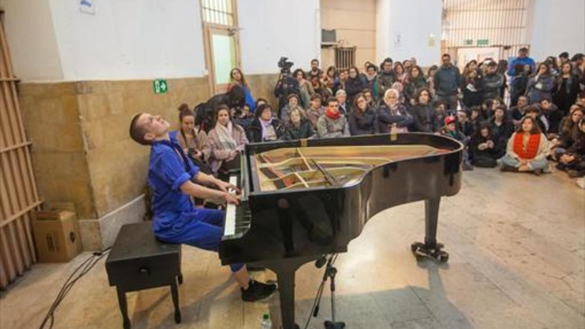 Imponente 8Clara Peya, sentada ante el piano y rodeada de público, en la sala central de la Modelo, el viernes.