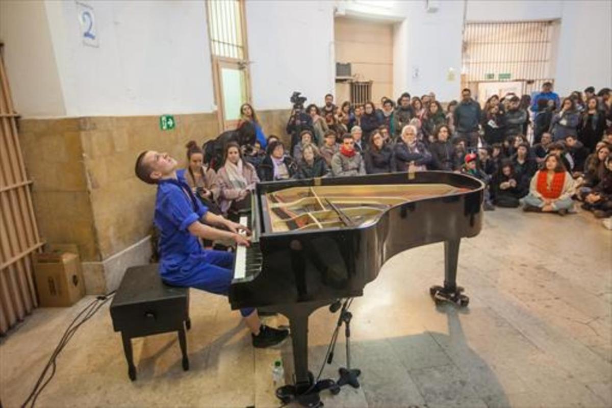 Imponente 8Clara Peya, sentada ante el piano y rodeada de público, en la sala central de la Modelo, el viernes.