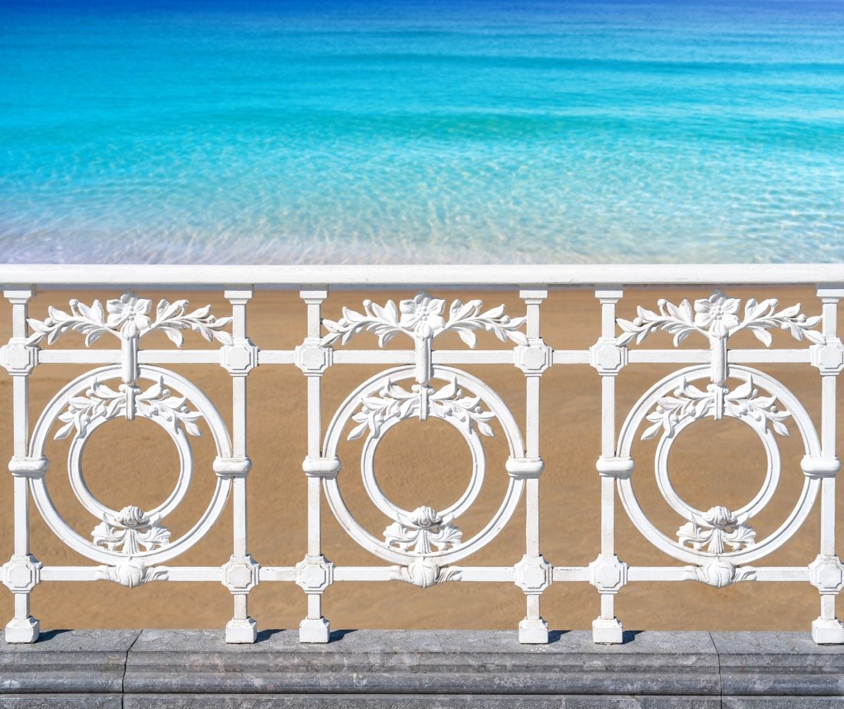 Las barandillas blancas del paseo marítimo de la playa de La Concha en San Sebastián